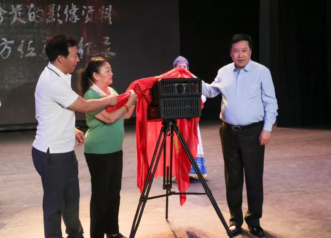 "不忘初心,牢记使命"大型文献纪录电影《热土——影像中的珍贵记忆》