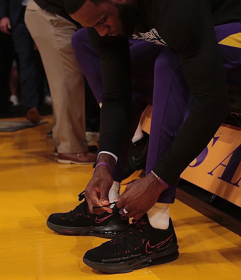 詹姆斯抢先上脚!黑红lebron 17 low官网刚刚上架!