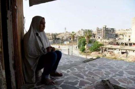 叙利亚女人在黑市被明码标价,12岁小孩写下感人歌词,让人泪目