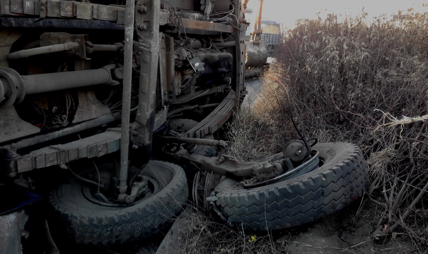 翻斗车先崴脚后翻车,都是开快车惹的祸