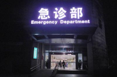医院晚上门口图片图片