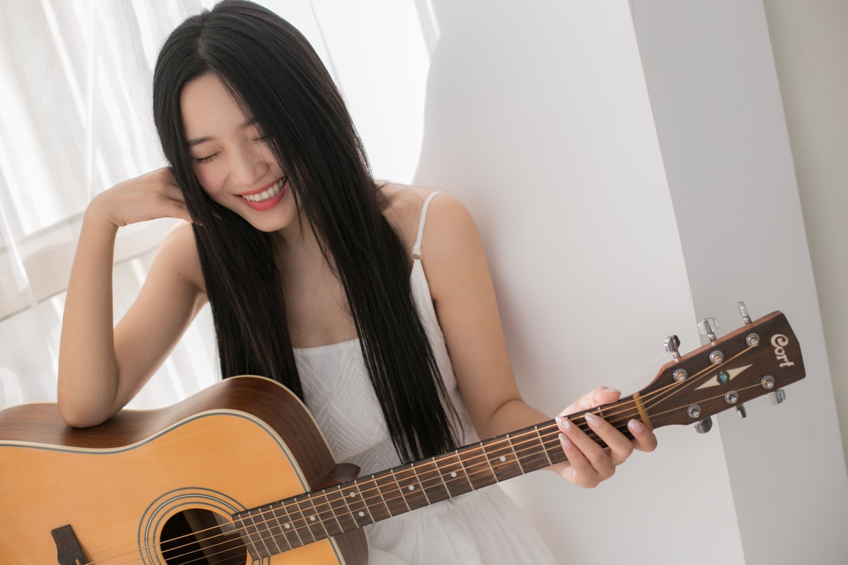 艺术摄影:心恋,弹吉他的长发女孩!