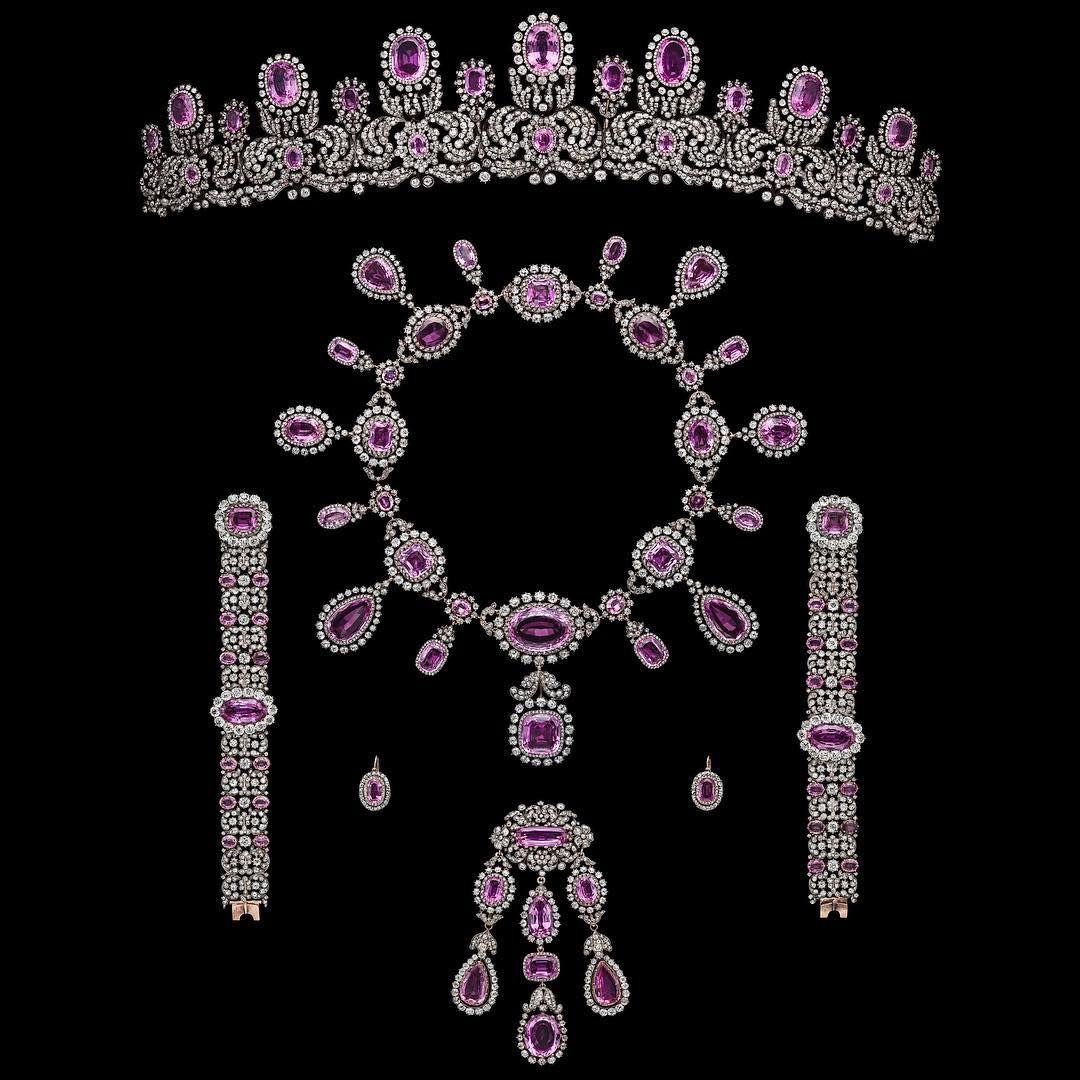 围观欧洲王室的高颜值托帕石首饰:见识一下稀有的粉色宝石王冠