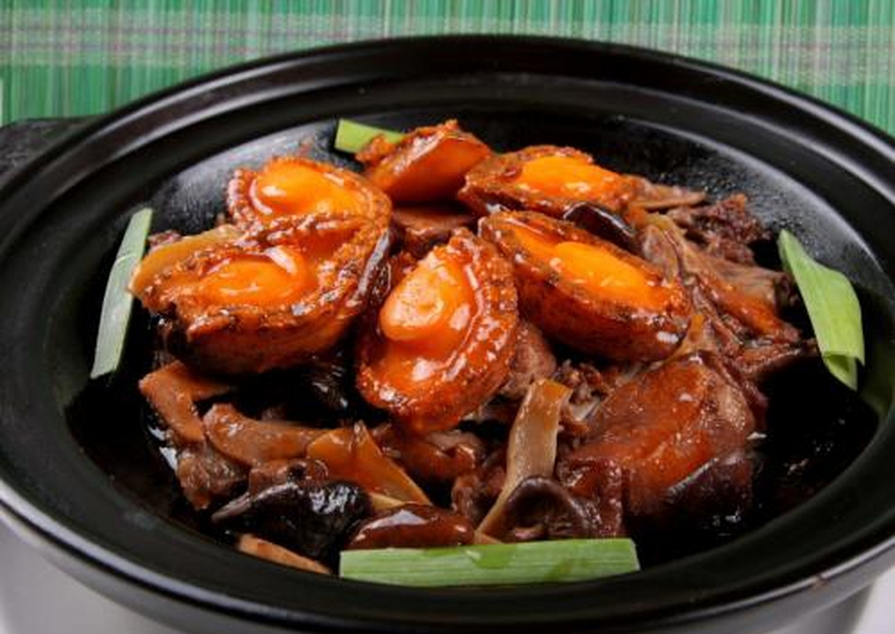 市美食】鲍鱼扣野鸭是一道色香味俱全的汉族名肴,属于浙菜系杭州菜