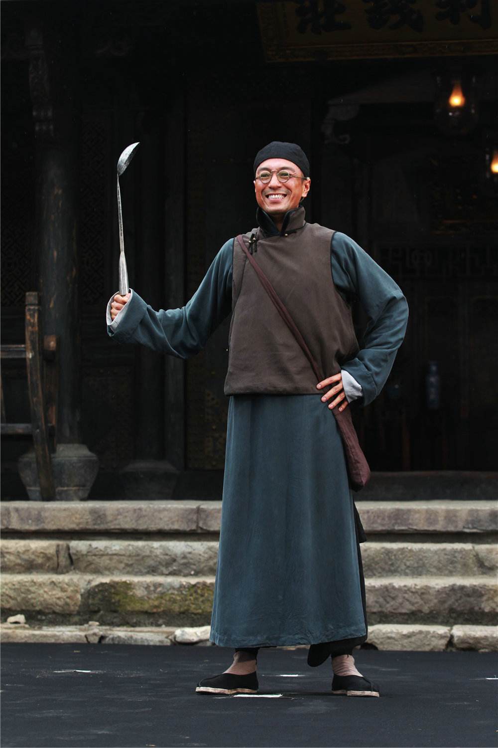 他曾被房东赶出家门,演了33年的配角,终于在52岁时拿到金像奖!