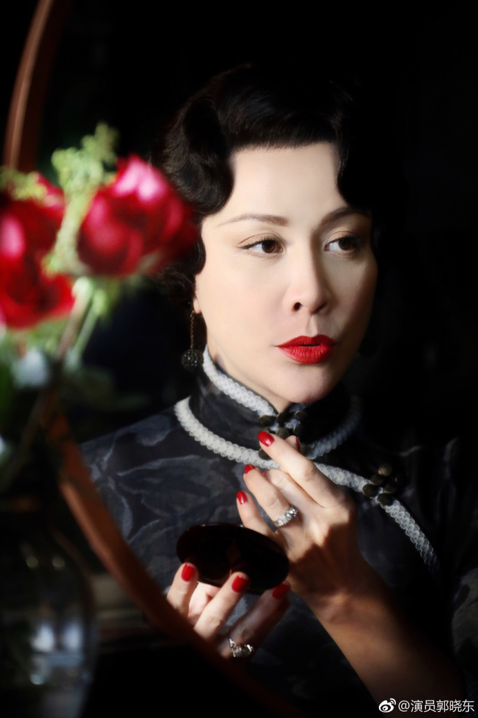 刘嘉玲晒半生缘杀青照皮肤白皙似少女,拿着庆功酒对瓶喝