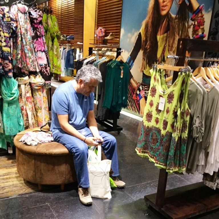 等待的无奈,瞧这些陪老婆逛街的男人们