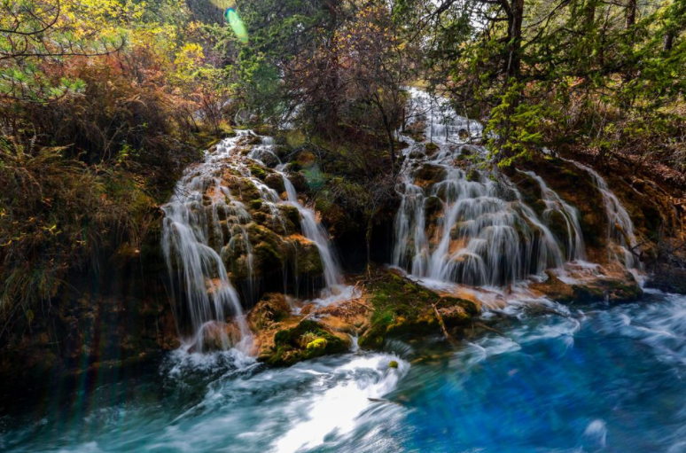 九寨沟地处四川阿坝藏族羌族自治州九寨沟县漳扎镇,由三条沟组成,景点
