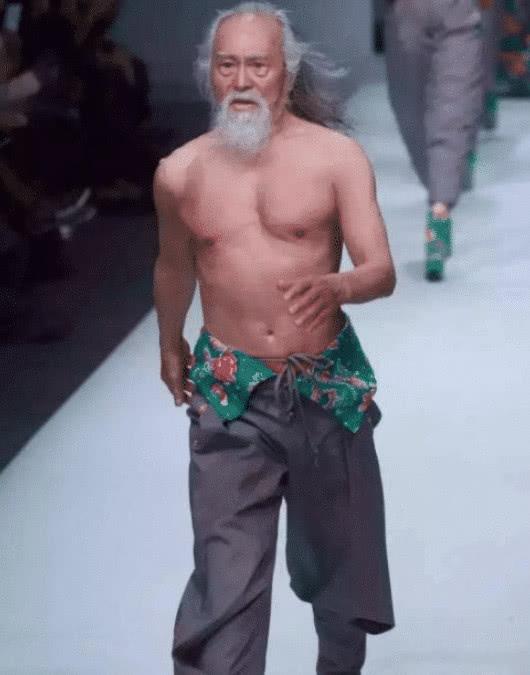 82岁王德顺和妻子近照曝光,堪称"宠妻狂魔",妻子好像十八岁