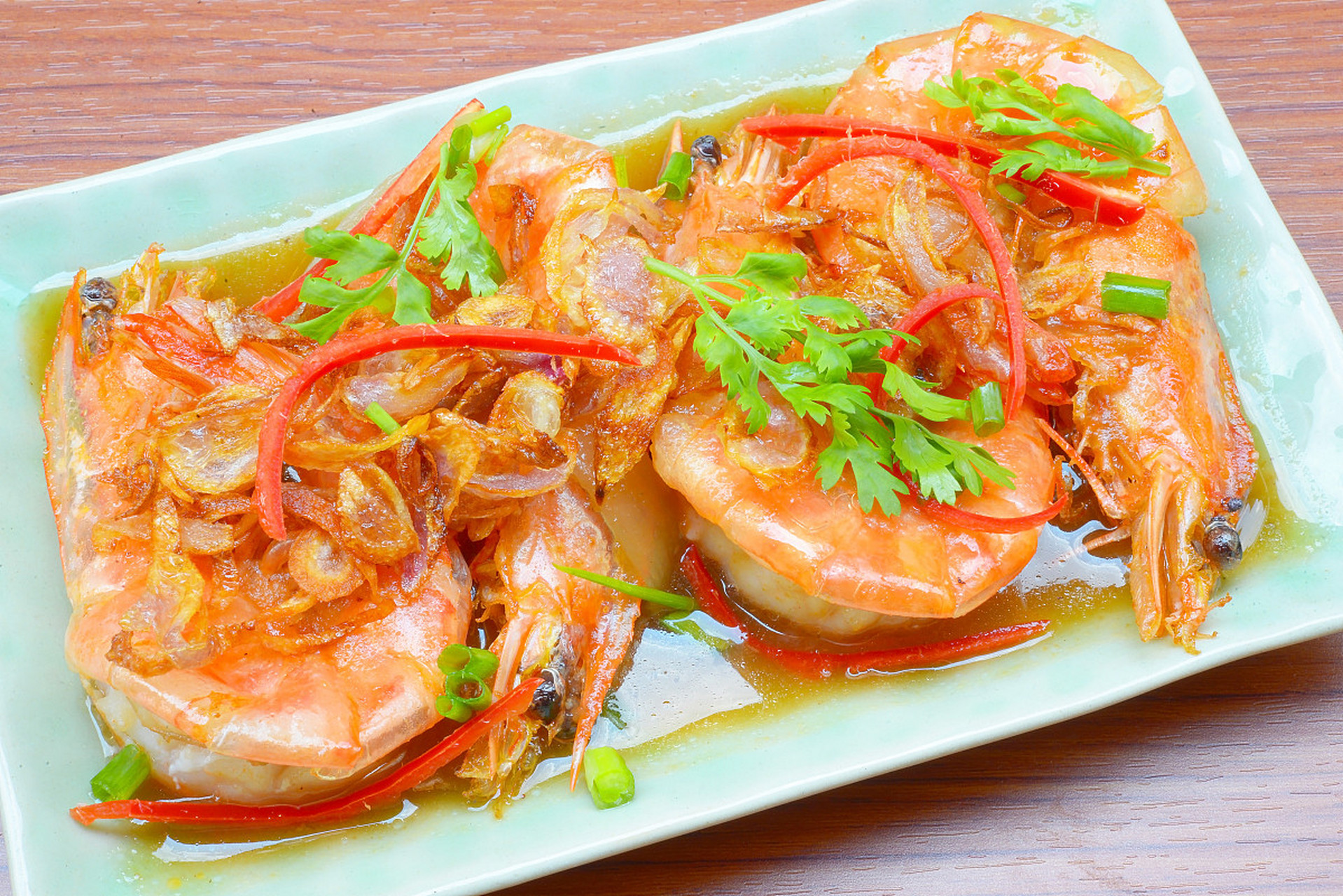 白菜炒大虾是一道营养丰富的家常菜,通过煮大虾,炒白菜,炒大虾,装盘等