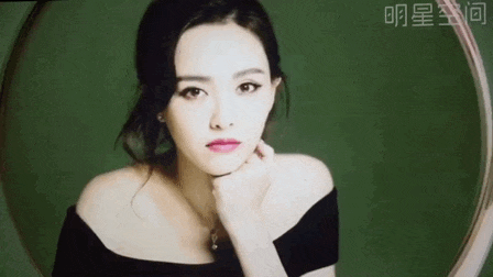 明星抛媚眼的瞬间,热巴美艳,杨幂撩人,而她的看了想谈恋爱