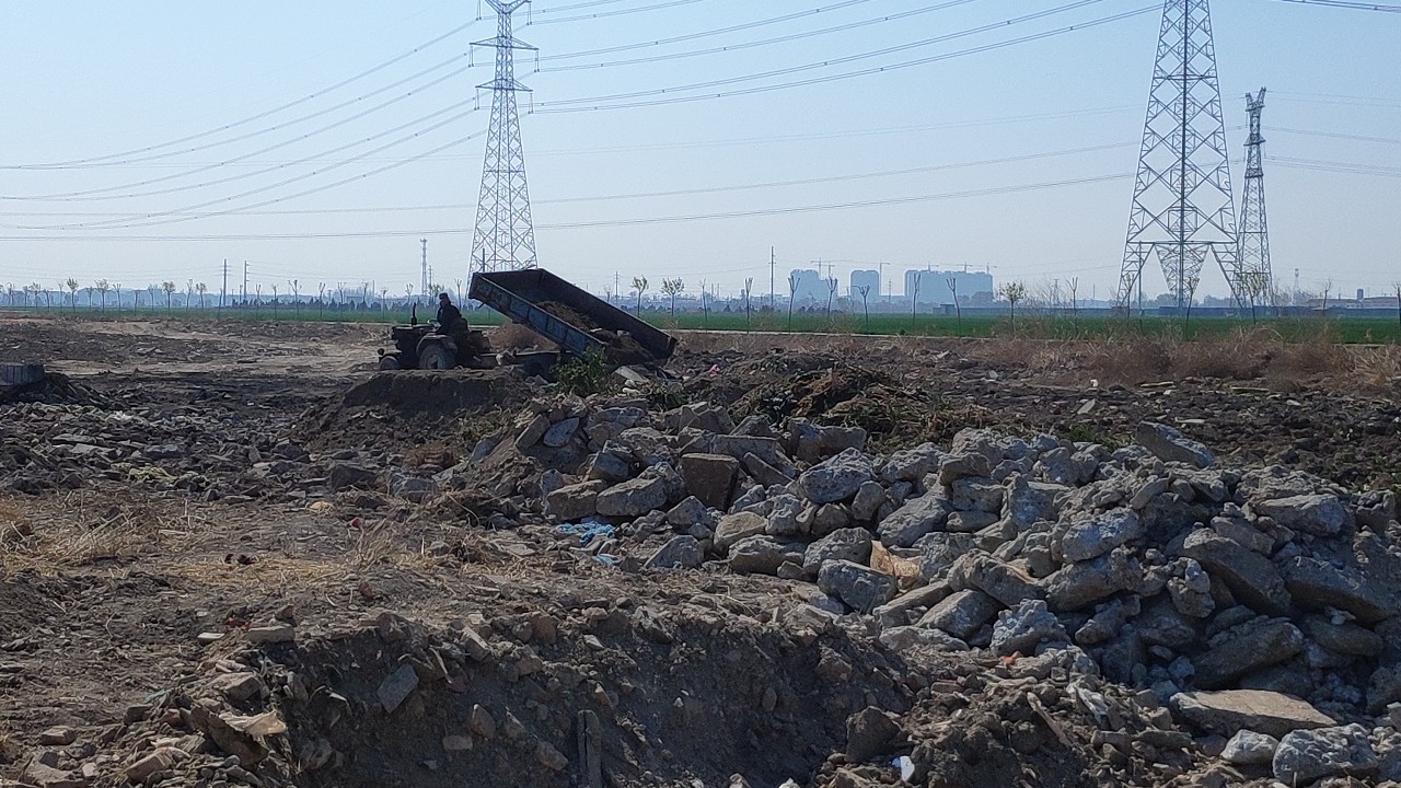 桓台县前许村东北方,县道001南侧绿化带后,大片建筑垃圾,渣土露天存放