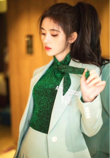 鞠婧祎出现在春晚彩排,参与语言行节目,你们喜欢她吗?