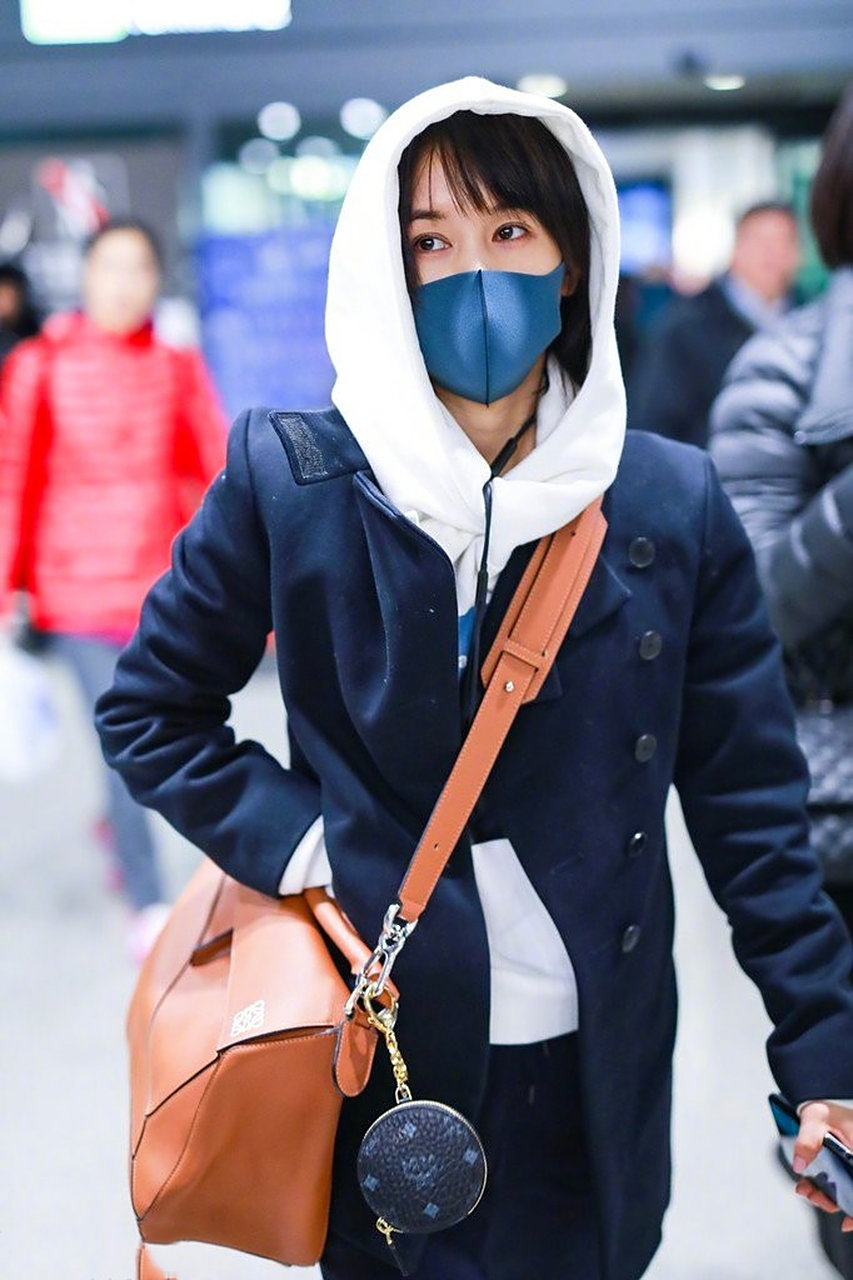 王子文机场街拍太酷了,连帽卫衣配毛呢外套和运动裤,解锁混搭新时尚