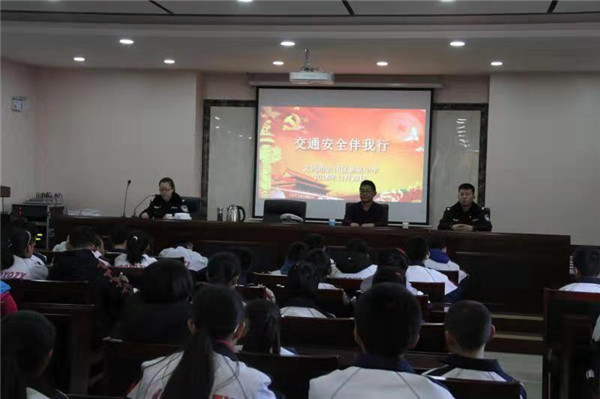 大同交警支队九大队宣传科民警走进新泉中学开展交通安全教育课