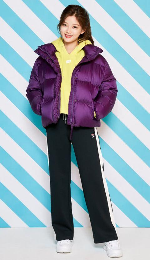 金裕贞穿羽绒服搭牛仔裤,这个组合真学生气满满