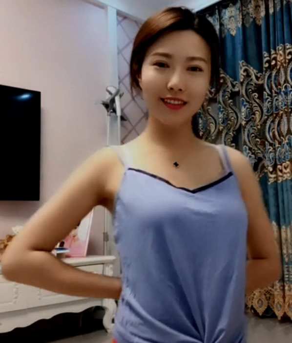 "背手观音"小姐姐火了,当她转过身后,网友:心动的感觉