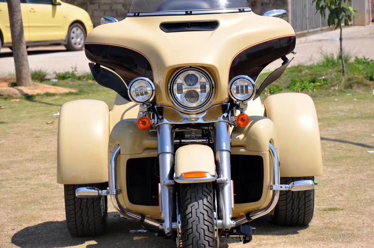 实拍哈雷正三轮儿,霸气外露,回头率不输超跑!