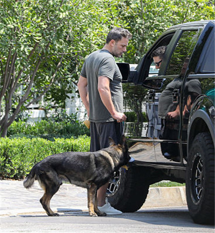 本·阿弗莱克街边遛狗路遇新房装修工,与女友搬进新豪宅爱意浓厚