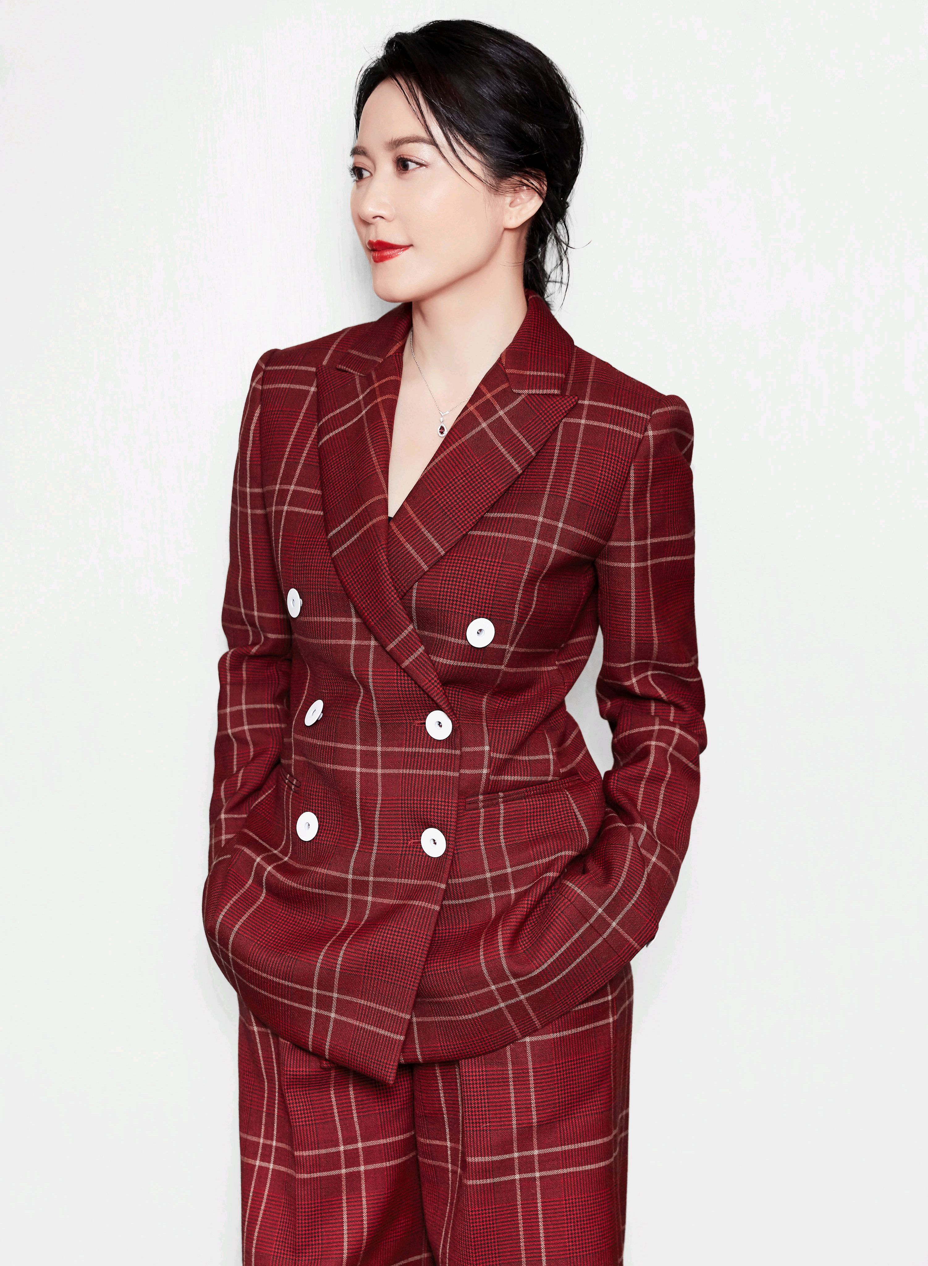 俞飞鸿重庆出席活动,一袭红色格纹西装美的不像话