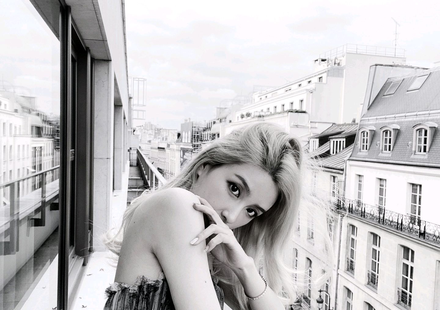 lpl知名女解说rita晒照,后背翅膀和红痕引人注目!是"草莓"吗?