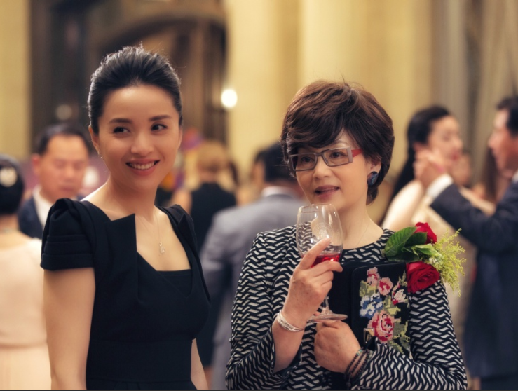 靳东妻子太幸福了!结婚多年被老公宠成公主,三个动作