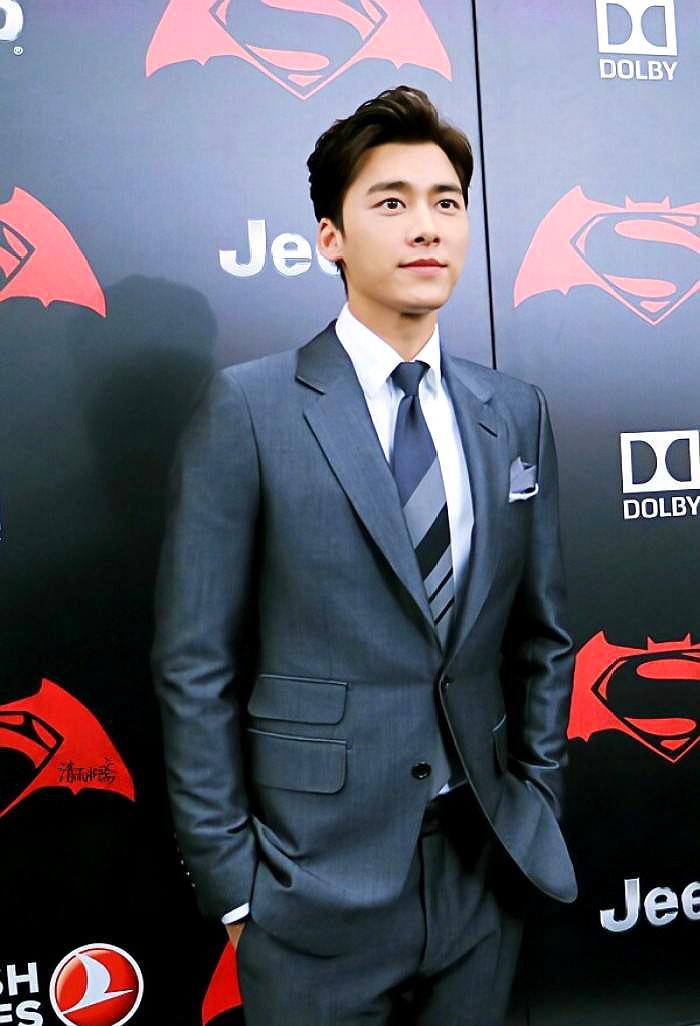 那么在拍杂志的时候,我们可以看到他也特别的喜欢,穿