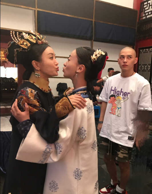 《延禧攻略》花絮照,高贵妃偷亲李玉,傅恒海兰察超有爱!