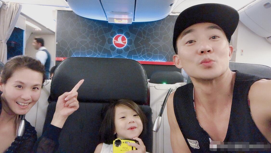 刘畊宏终于不再独宠女儿泡芙,带儿子游玩,网友:这是女版泡芙吧