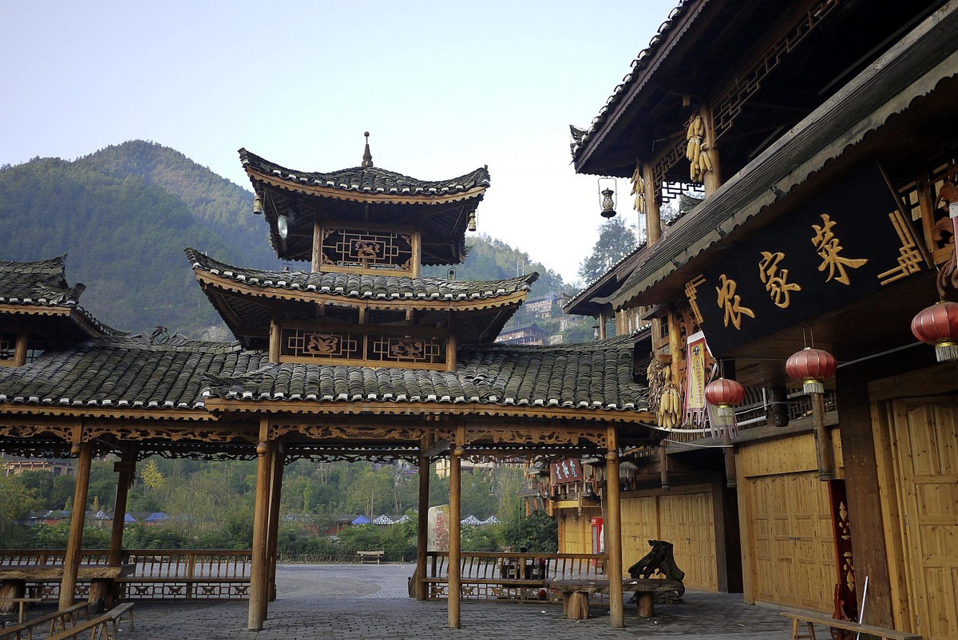 游贵州西江千户苗寨有感   位于贵州省黔东南州的西江千户苗寨,是一个