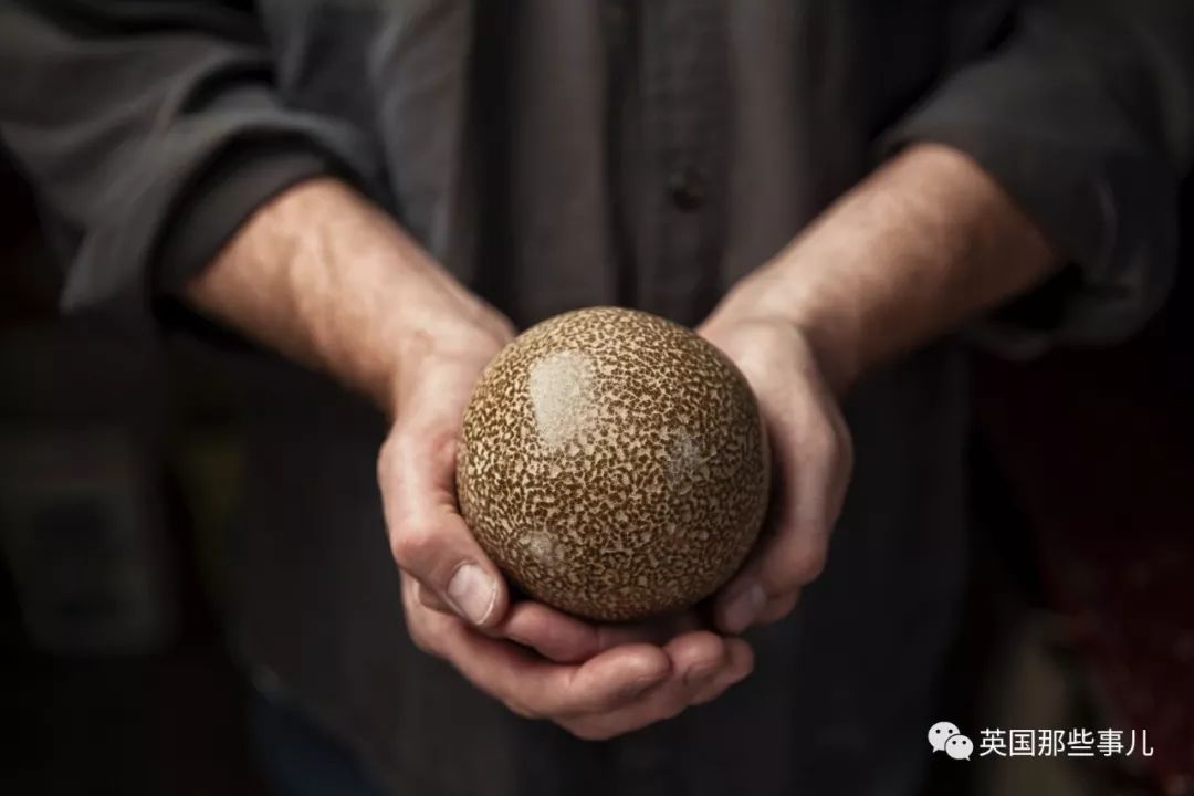 把泥巴搓做成个光滑完美的圆球,这整个过程真的太治愈了