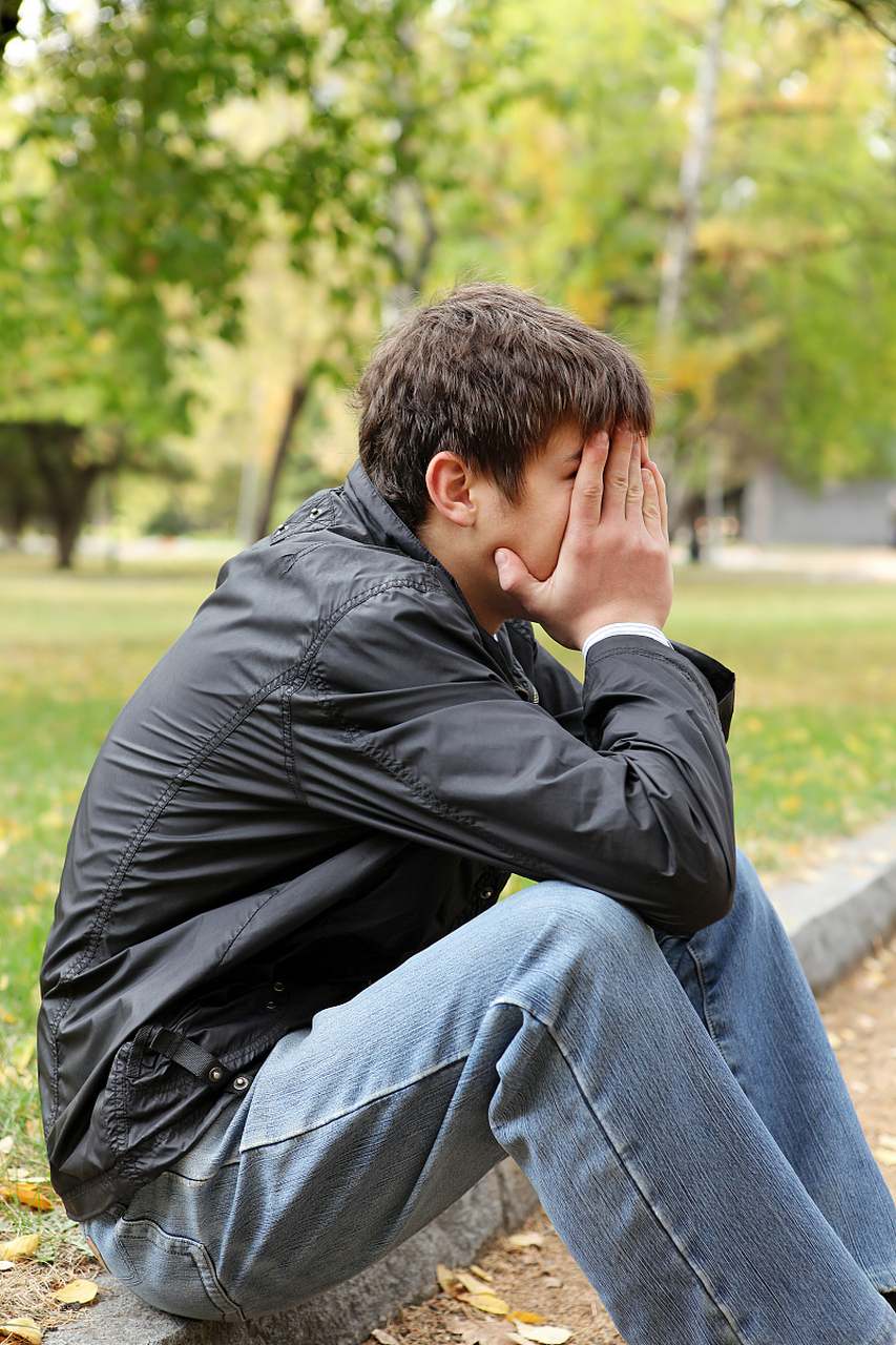 内向型男生虽常被误解为孤独,但实则拥有丰富的内心世界和独特魅力.
