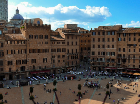 田野广场是锡耶纳的灵魂所在,其独特的贝壳造型堪称建筑史上的杰作.