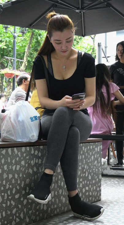 宽松衣服弯腰一瞬间图片