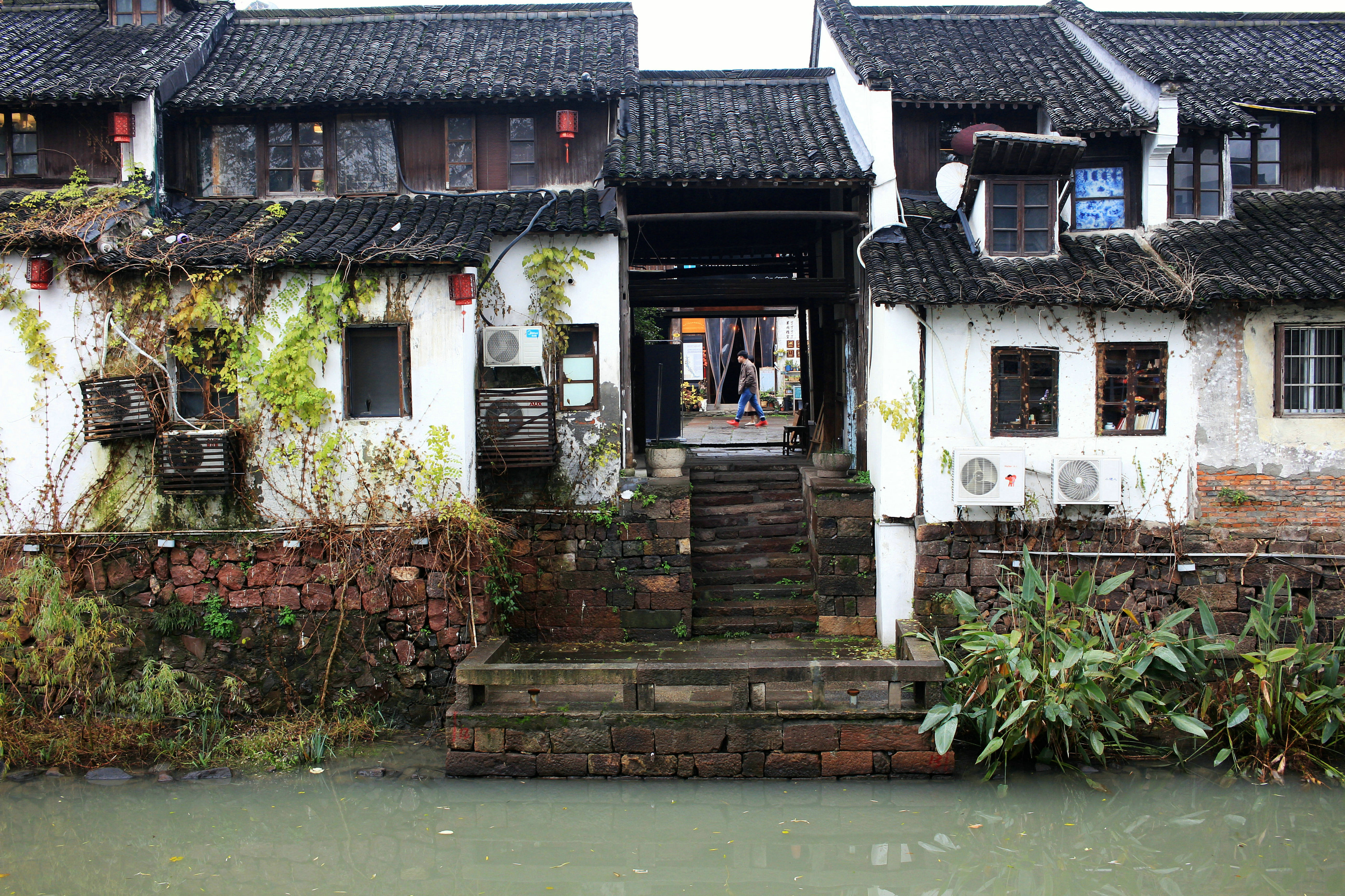 杭州市区的这条小街,依然展示着清末民初期间下层人民的生活环境