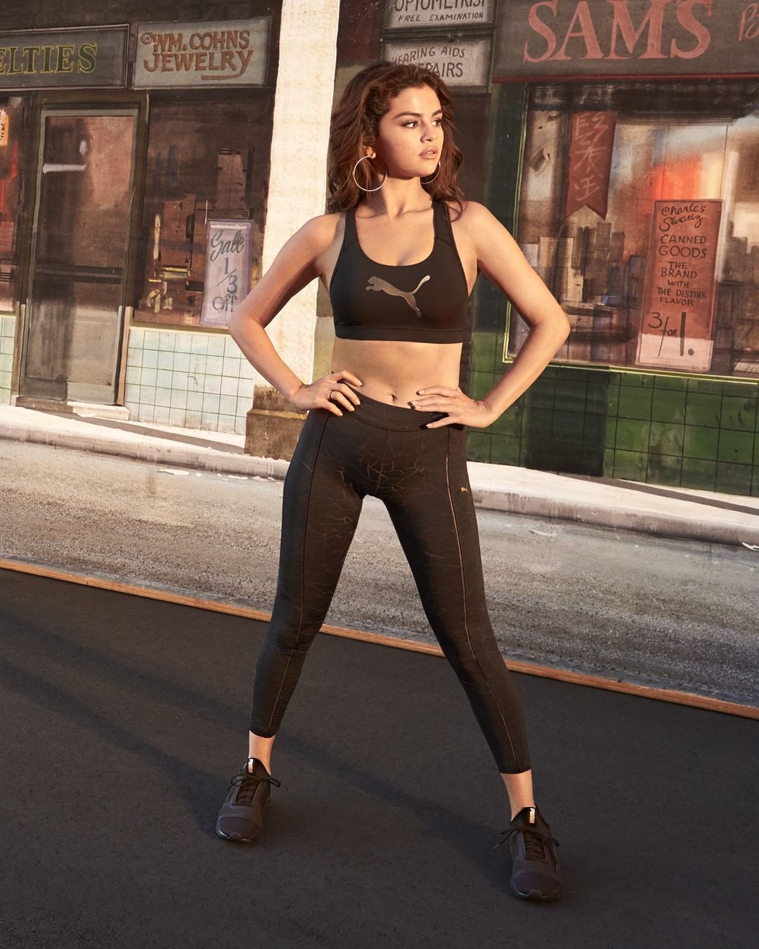 被赛琳娜惊艳到了,一身运动装变身"小腰精",彪马的眼光可以啊