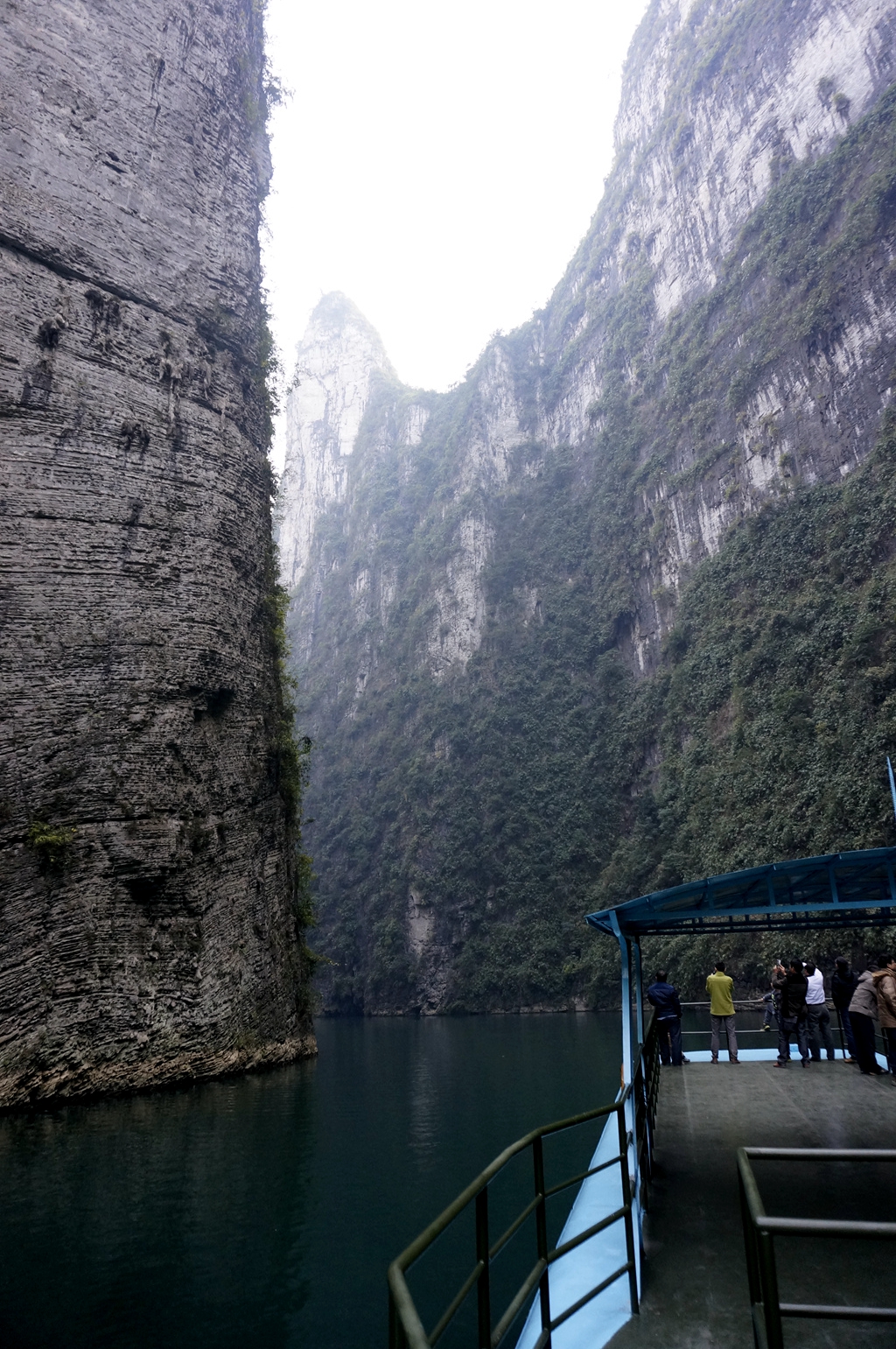 凉风峡,两岸山峰刀削斧劈,十分壮观啊.