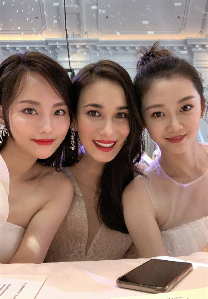 "辣妈"张嘉倪与卢靖姗苗苗合照,三大美人全走少女路线