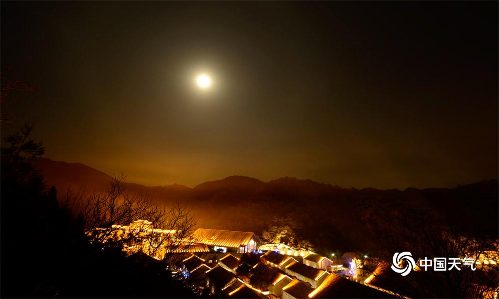 河北金山岭长城现月晕景观