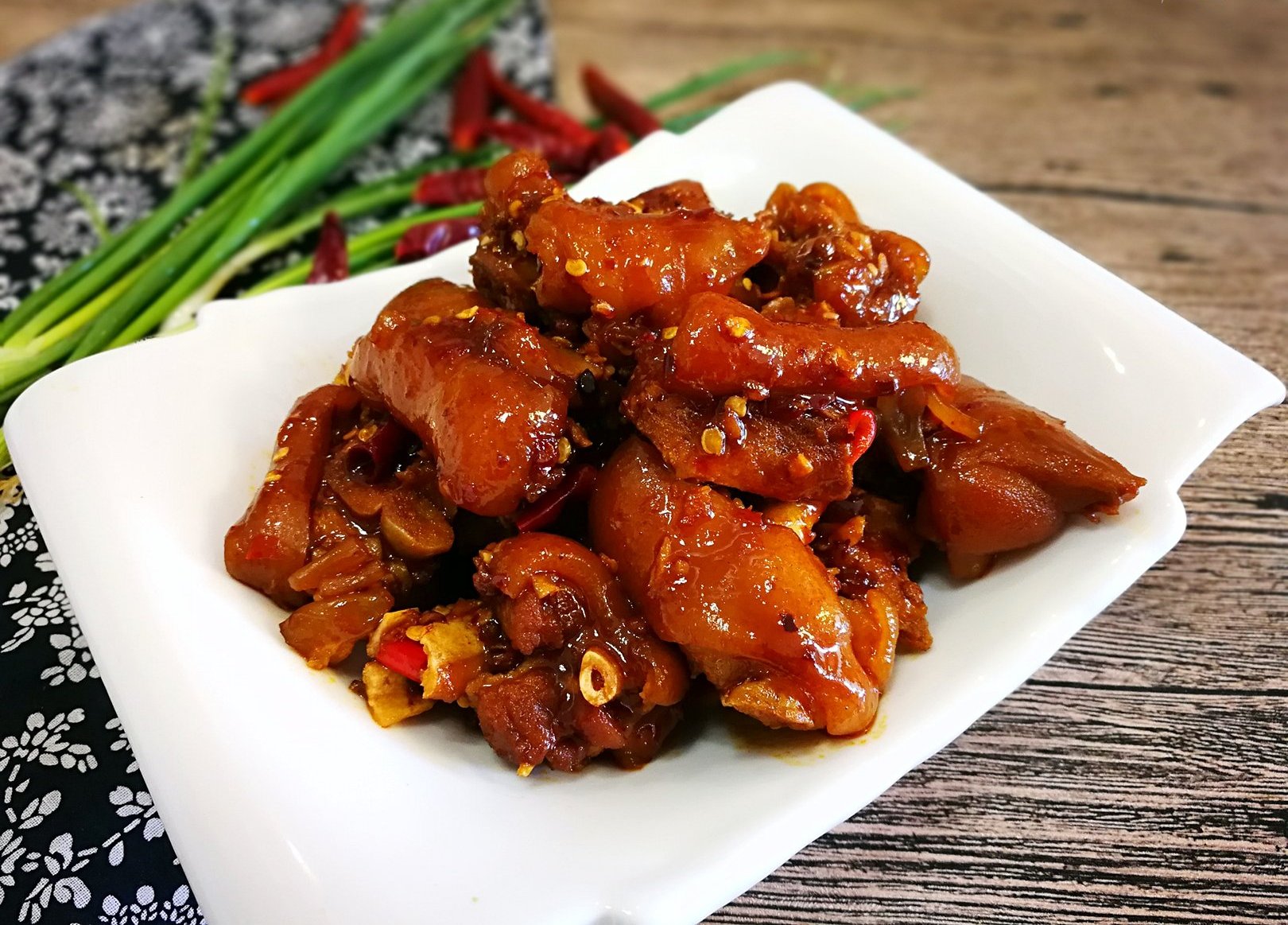 吃这道菜美容又养颜,麻辣鲜香的猪蹄吃到过瘾