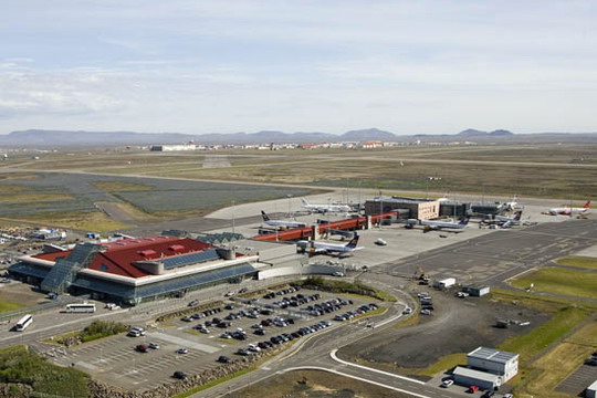 为行李不超重,他穿10件衣服8条裤子登机,结果被拒绝登机2次