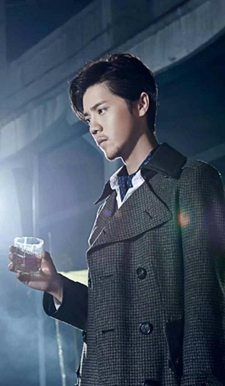 原以为鹿晗脸太小不适合留胡子,看到胡子照后,这"整容"了?