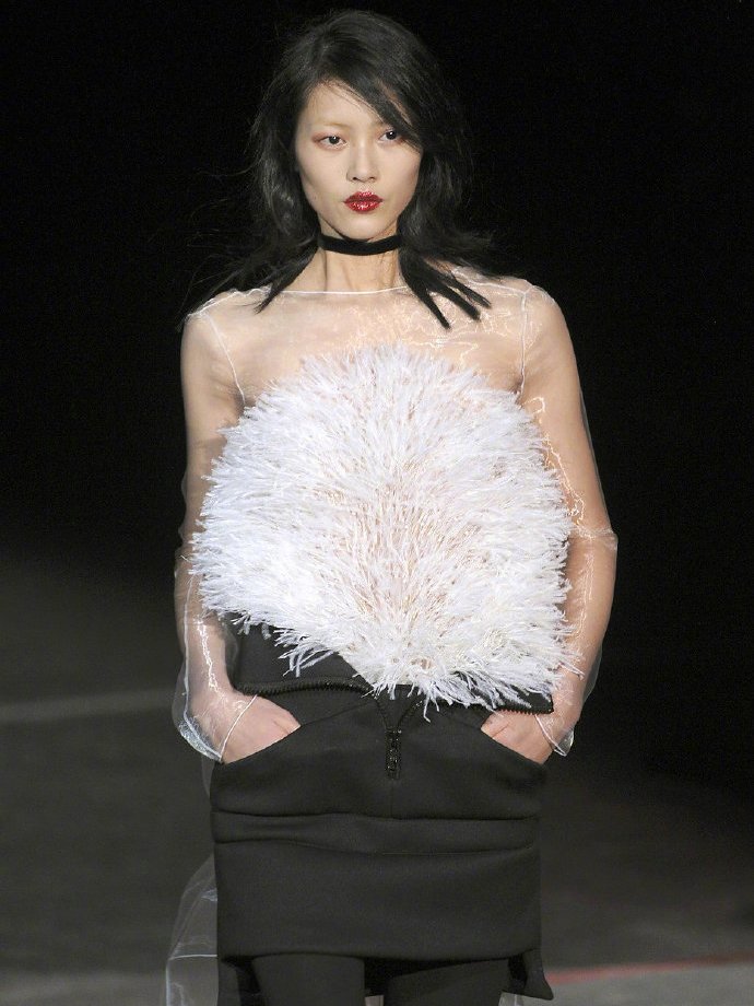 刘雯走秀气场太强大,女王风范十足,可惜身材有点"瘦过头"