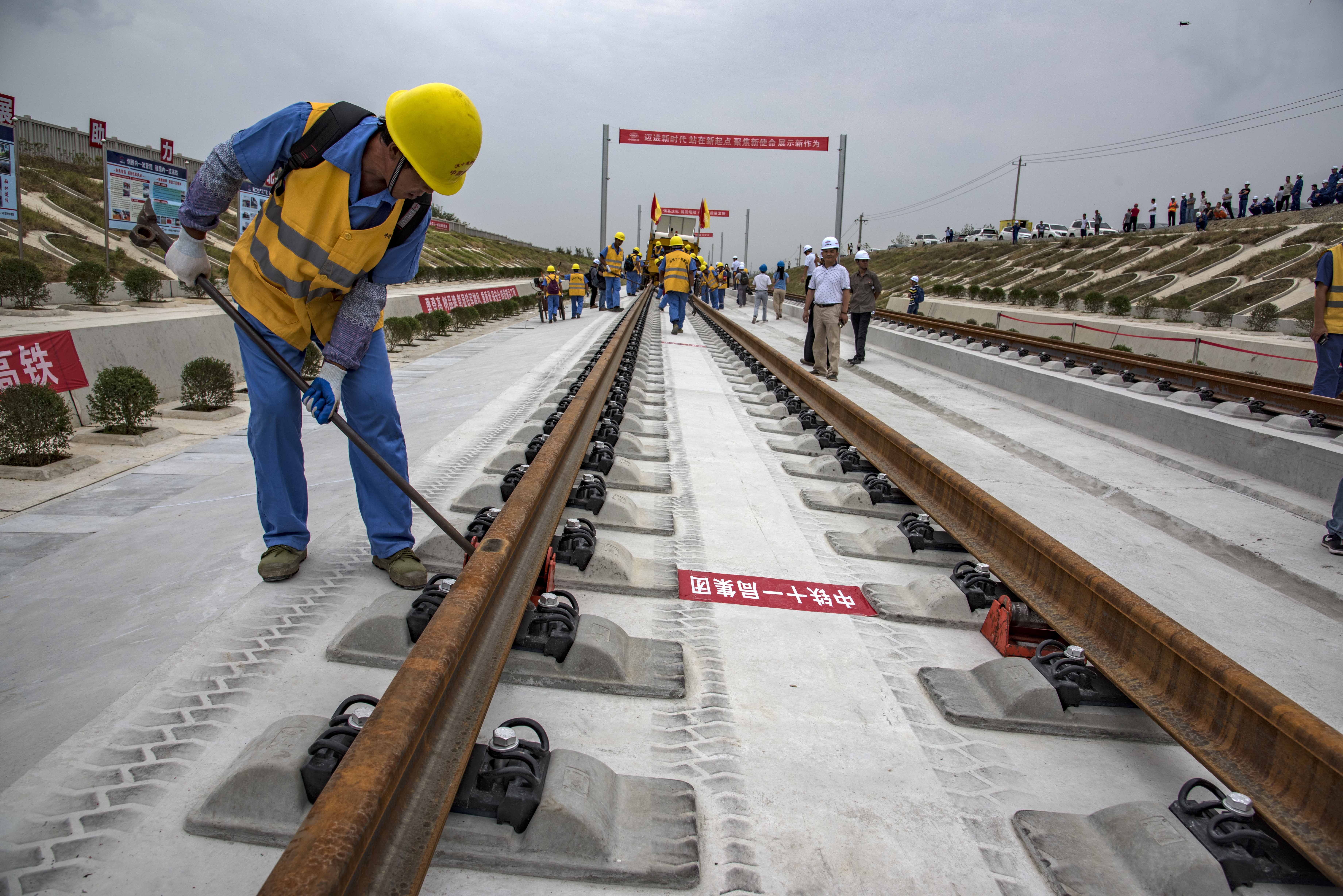 汉十高铁进入铺轨施工阶段(5)