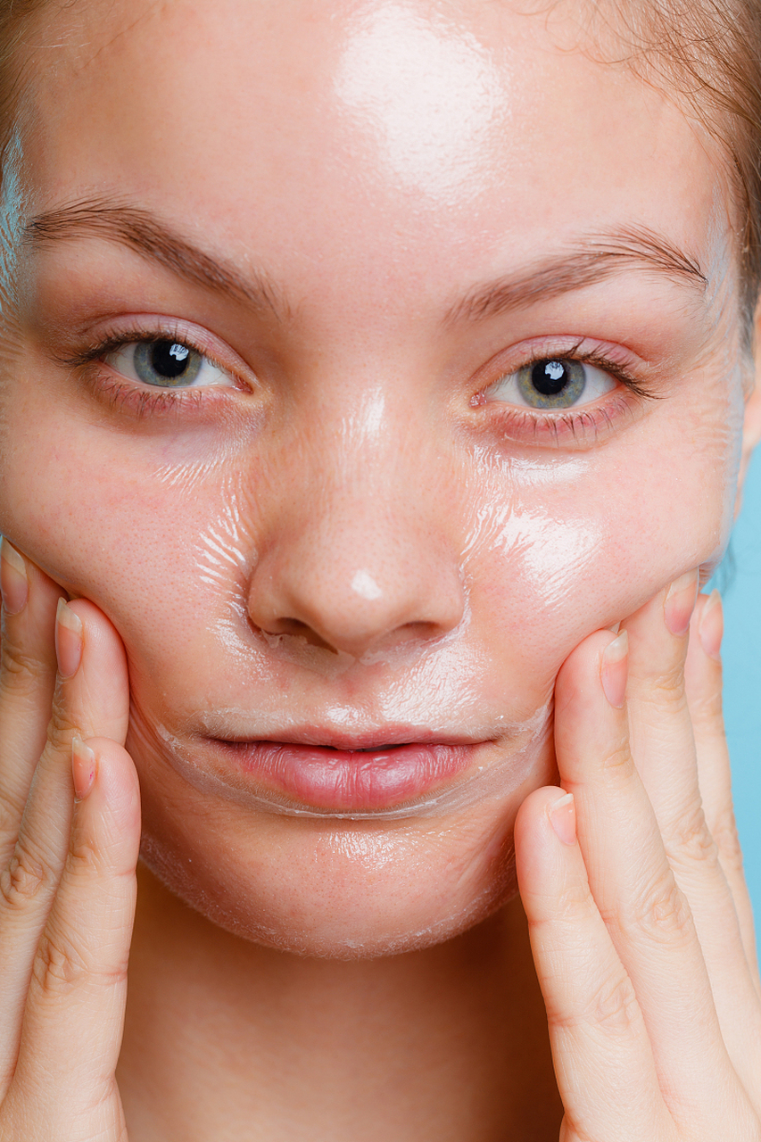 熬夜后脸上出油的原因有多种,主要包括以下几个方面: 皮脂腺分泌旺盛