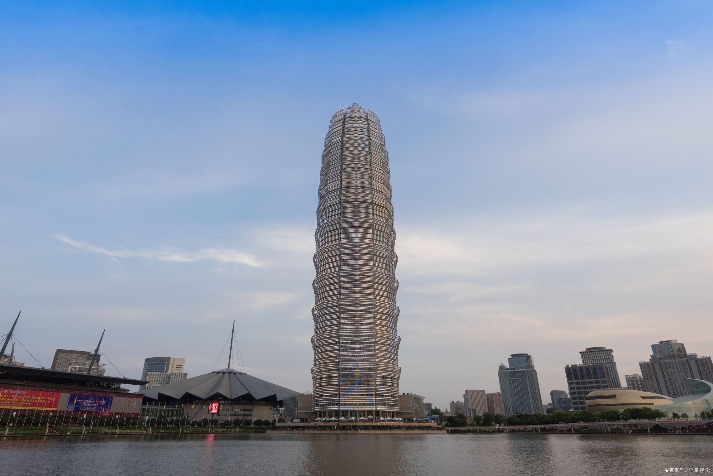 其真名为,千禧广场,又名"千玺广场",是位于河南省省会郑州市郑东新区