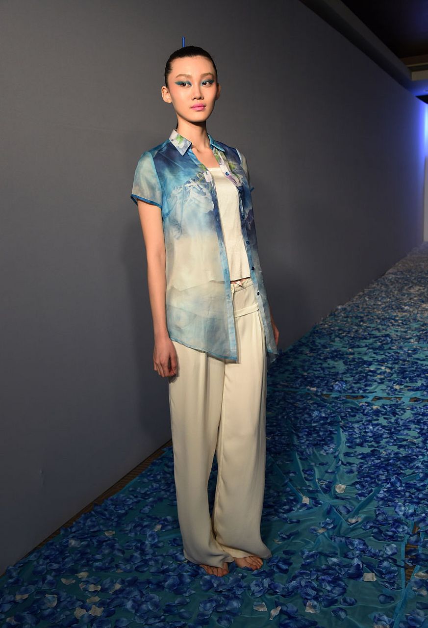 以形式之美,用点和线的不同要素,以疏密,虚实的结合,完成服饰语言的