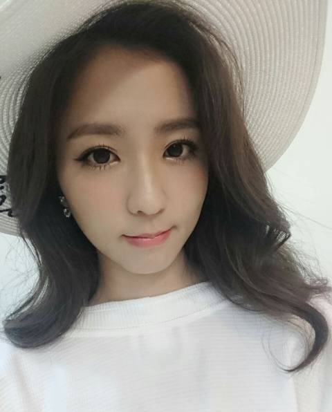 《必胜大丈夫》演员"扫街"送红包,周晓涵害羞,自嘲"超废"