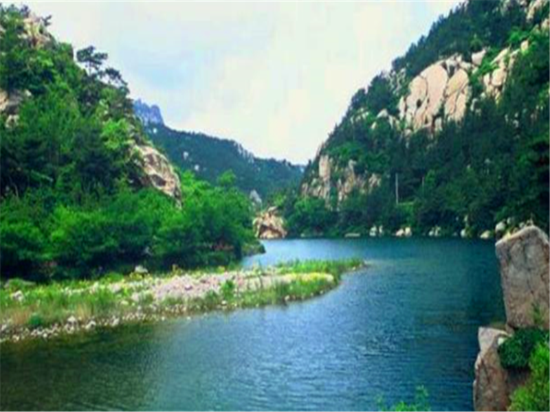 北九水风景区山水相缠,绿树成荫