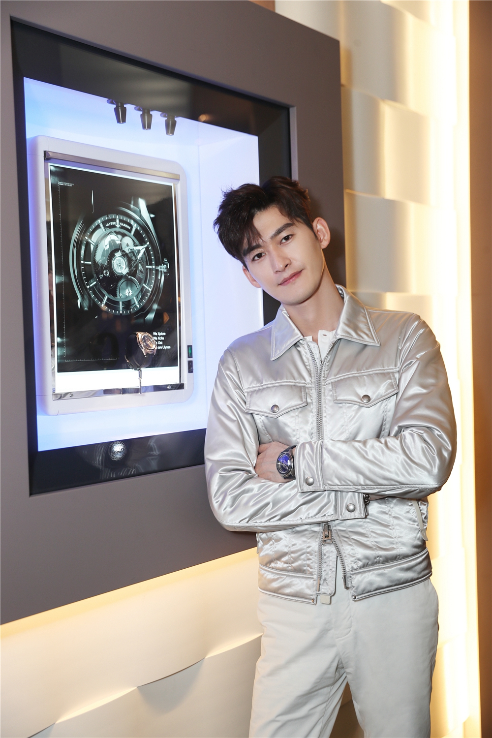 张翰受邀空降日内瓦表展 化身鉴表达人认真品鉴新款